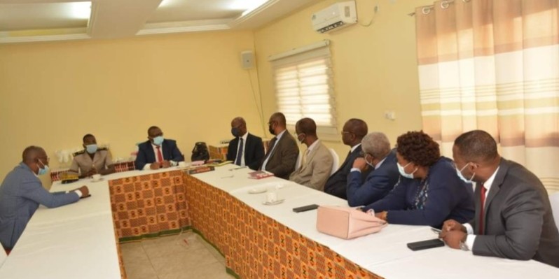 


Le ministre Amadou Coulibaly et ses collaborateurs se sont concertés à Jacqueville. 