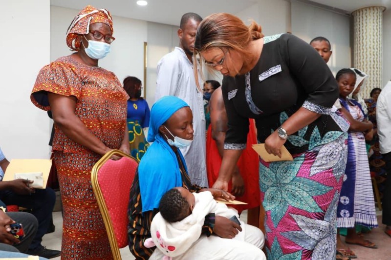 Myss Belmonde Dogo au chevet des victimes de Cocody. (Ph:Dr)