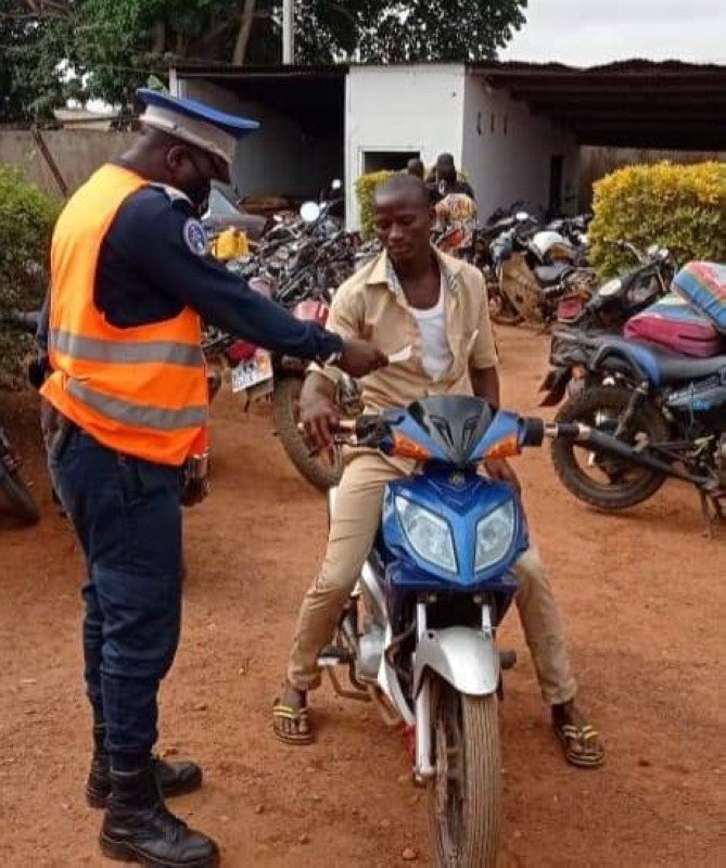 Un motocycliste verbalisé par un agent de la gendarmerie (DR)