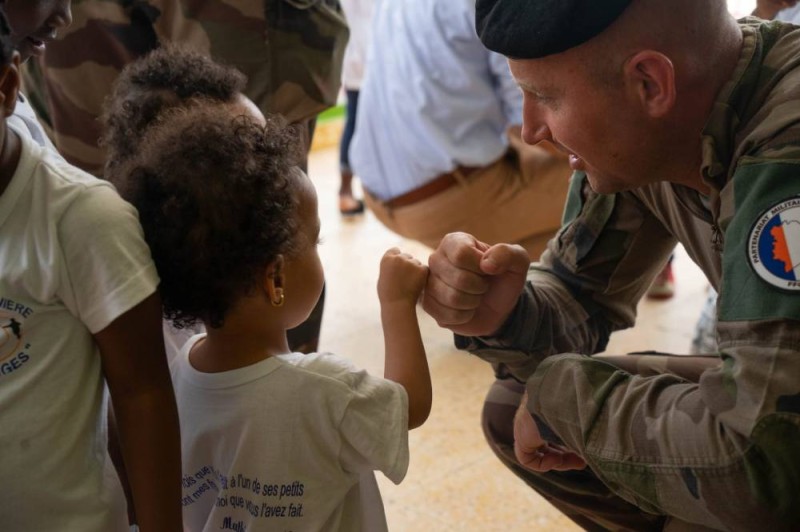 Un militaire français apporte de la joie à un enfant. (Ph: Dr)