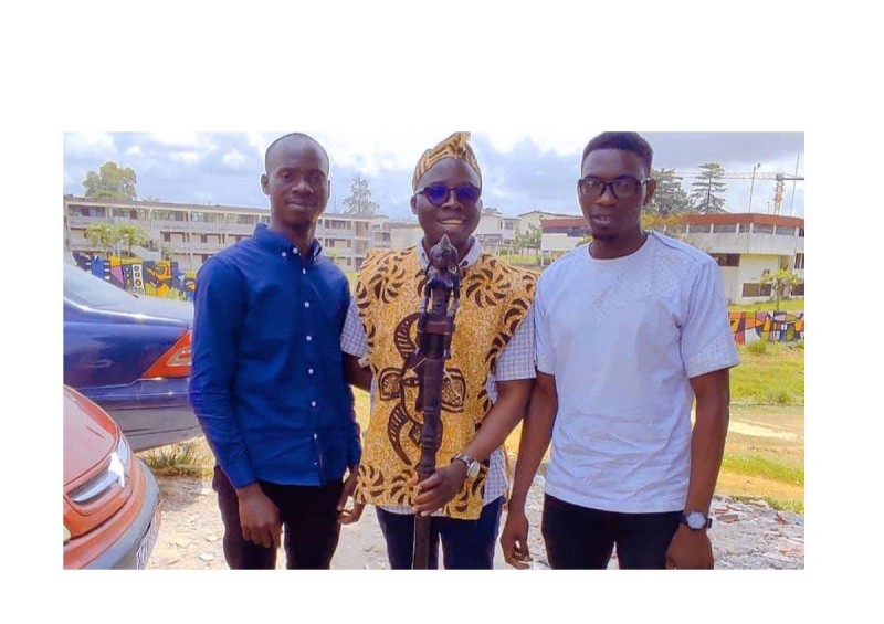 Le Commissaire Général, Dr. Nanourougo Coulibaly en compagnie d’étudiants de Dianra