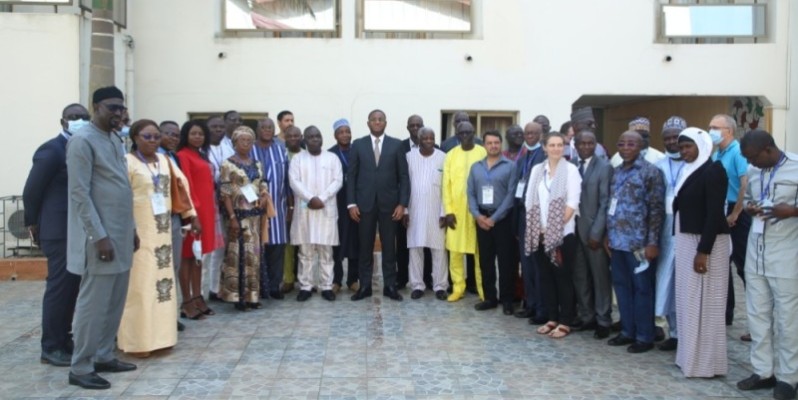 Autour du ministre Sidi Tiémoko Touré, les participants à la réunion, venus de divers Etats de la sous-région. ( DR)
