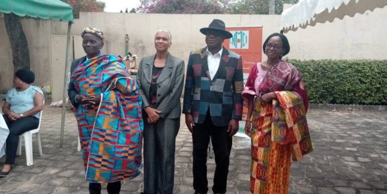 Les retraités encadrent le président de la Chambre nationale de métiers, Bamba Kassoum, et la directrice générale, Carolle Toutoukpo. (DR)