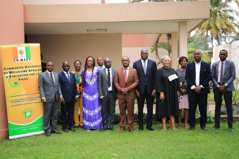 Les commissaires de la Cn-Maep avec le directeur de cabinet du ministre délégué chargé de l’Intégration africaine. (Ph: Dr)