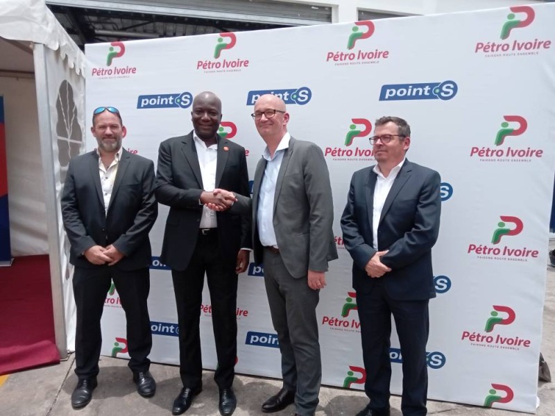 Poignée de main entre Sébastien Kadio Morokro directeur général de Petro-Ivoire et Fabien bouquet, directeur général du groupe Point S international (Dr)