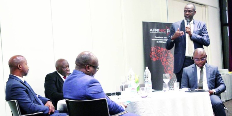 Le directeur général d’Afrinic, Eddy Kayihura s'entretient avec les chefs d'entreprises. (Josephine Kouadio)