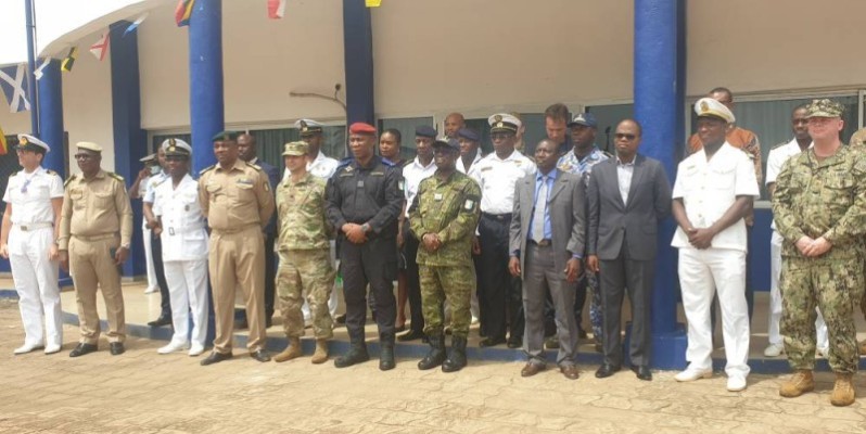 Les officiers de la marine qui ont dirigé les opérations de ‘’Obangame Express 2022’’ contents du succès de l’exercice militaire.(DR)