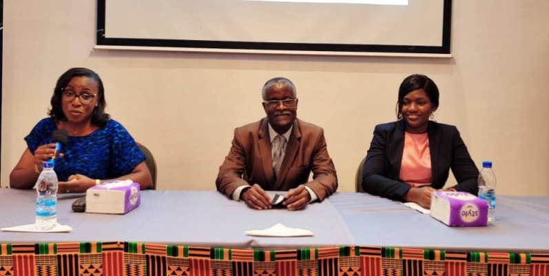 Pr Mbra François (au centre) a apporté sa contribution à la résolution de cette équation à laquelle sont confrontées de nombreuses femmes. (DR)