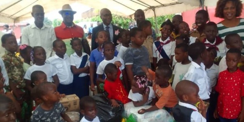 Les nouveaux nés orphelins ont reçu des vivres lors de la journée internationale de la jeunesse. (DR)