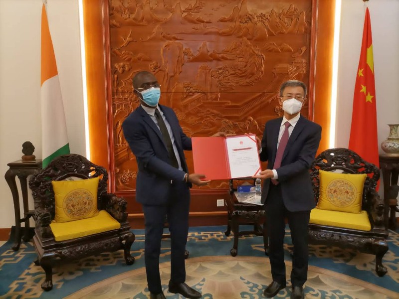 Le rédacteur en Chef de SinoafriqueMag, Beugré Médéric réceptionnant le prix des mains de l'Ambassadeur de Chine en Côte d'Ivoire S.E.M Wan Li