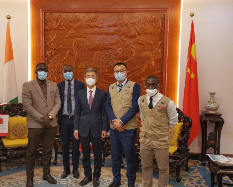 Les heureux récipiendaires autour se SEM Wan Li, ambassadeur de la République populaire de Chine en Côte d'Ivoire
