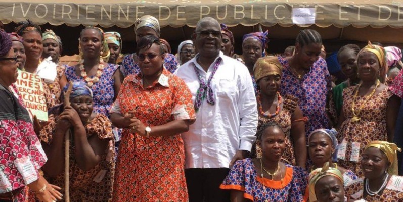 La sous-préfète, Sandrine-Oka, et M.Eba Martial ont exhorté les femmes à prendre leur destin en main. (Ph: Dr)