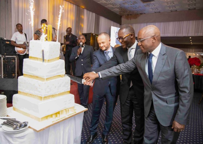 Les personnalités procédant à la coupure du gâteau. (Ph: Dr)