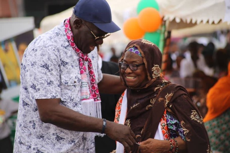 Communion parfaite entre le Maire et une maman d'Adjamé. (Dr)