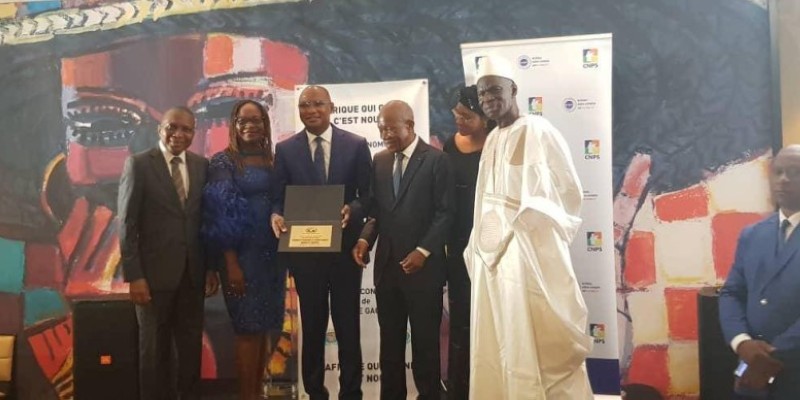 Denis Charles Kouassi, Dg de la Cnps a reçu le Prix de la Personnalité économique de l’Afrique gagnante-manager de l’émergence. (Dr)