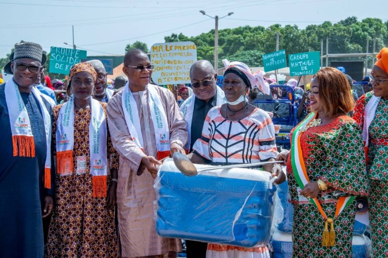 Remise symbolique d'un don du ministre Bruno Koné à une bénéficiaire. (Photo Dr)