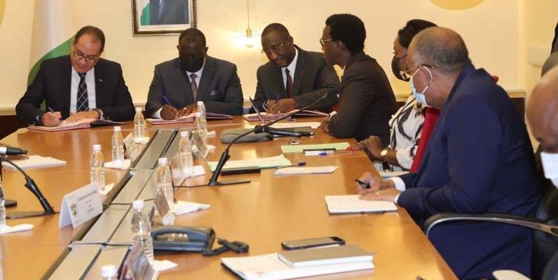 La signature de l'accord s'est déroulée sous le regard vigilant du Premier ministre, Patrick Achi. (Joséphine Kouadio)