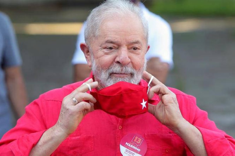 FILE PHOTO: Former Brazil's President Luiz Inacio Lula da Silva puts on a face mask after voting at a polling station during the municipal elections in Sao Bernardo do Campo, Brazil, November 15, 2020. REUTERS/Amanda Perobelli/File Photo