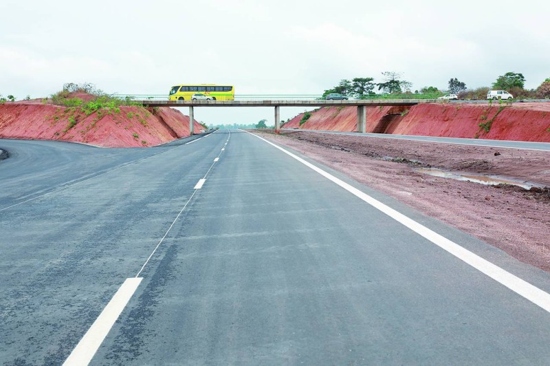 Le bitumage des 37 km qui séparent Yamoussoukro de Tiébissou est quasiment terminé. (Ph: Honoré Bosson)