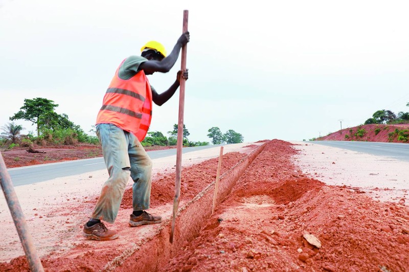 On prépare le passage des câbles de l'éclairage de la voie express Séman-Yamoussoukro longue de 3 km. (Ph: Honoré Bosson) 