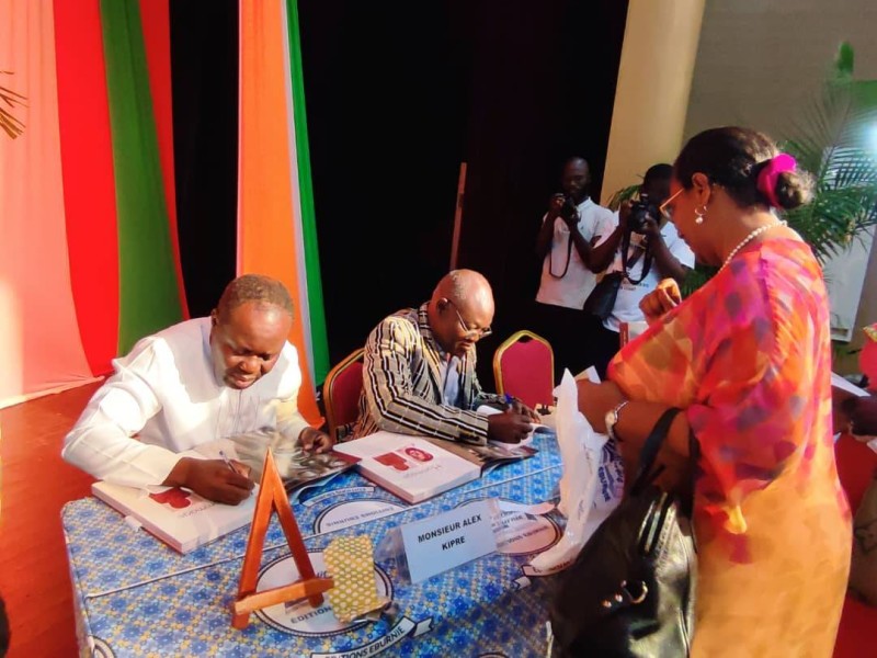 Les auteurs Alex Kipré (à gauche) et Tiburce Koffi se sont soumis au jeu de la dédicace des ouvrages au cours de la cérémonie. (photos : dr)