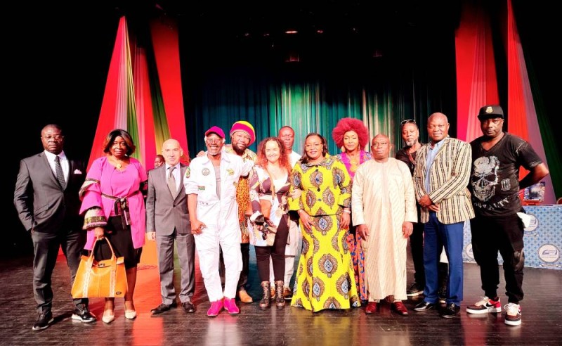 Les ministres Harlette Badou, Kouadio Konan Bertin, ainsi qu'Alpha Blondy (au premier plan) ont tenu à garder un souvenir de cette cérémonie. (Dr)
