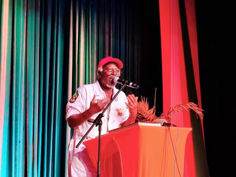 La star ivoirienne Alpha Blondy a salué le travail des auteurs de l'ouvrage. (Dr)