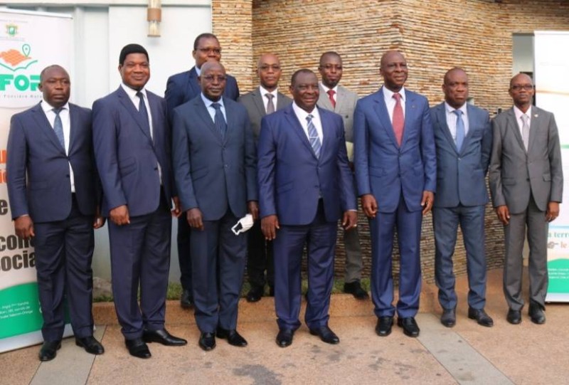 Les dirigeants de l'Afor saluent le ministre d’État (au centre) pour son implication personnelle dans la marche de la structure. (Dr)