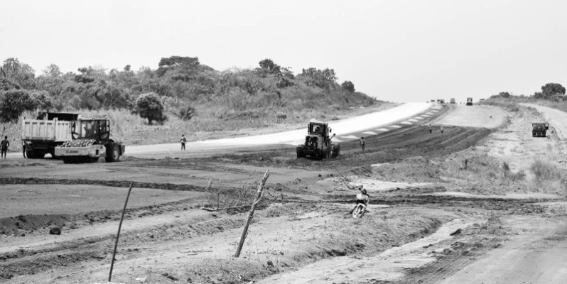 Le terrassement est en cours sur certaines parties de l'autoroute en chantier. (Ph: Honoré Bosson)