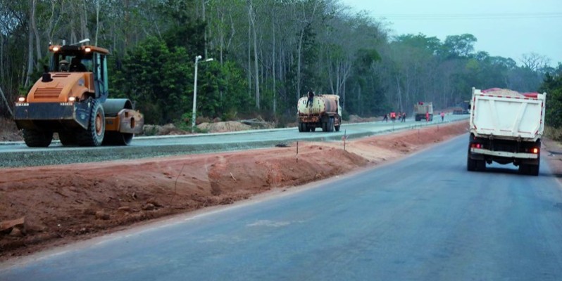 Les travaux de bitumage avance très bien. (Ph: Honoré Bosson)