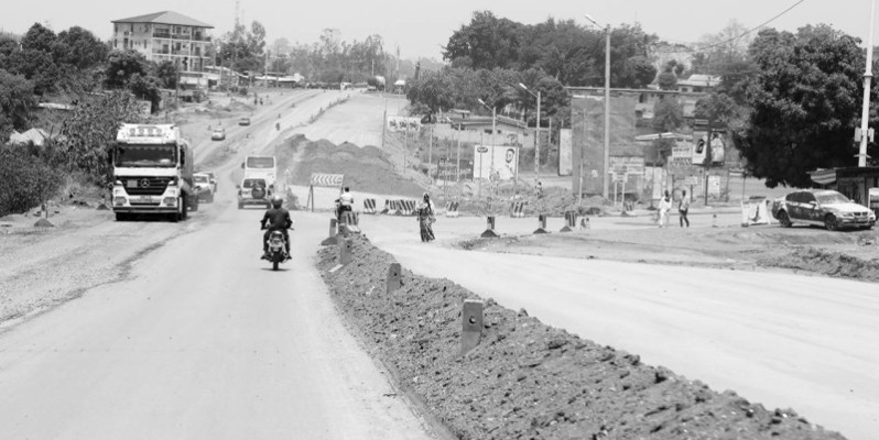 D'importants travaux d'élargissement de la voie principale sont en cours pour des chaussées de 2x2 voies. (Ph: Honoré Bosson)