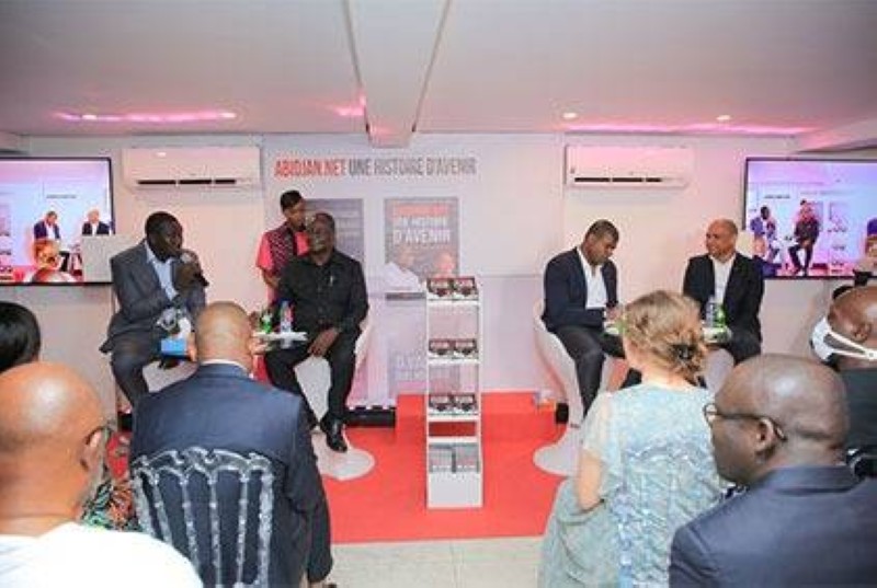 Les coauteurs du livre "Abidjan.net, une histoire d'avenir" ainsi que le duo de jeunes entrepreneurs, sujet du livre, ont échangé avec le public. (Photo DR)