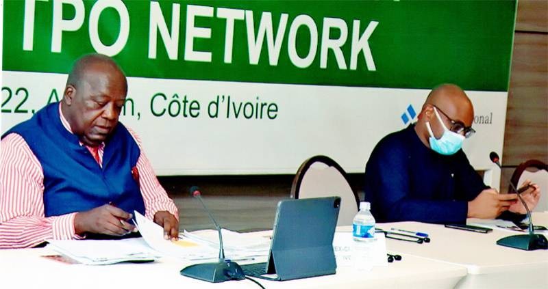 M. Guy M'Bengue, vice-président du Ropc/Cedeao (à gauche) et M. Kolawole Sofola, directeur du Commerce à la Commission de la Cedeao. (Ph : Dr)