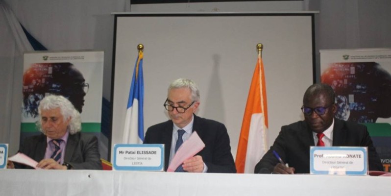 Les différents responsables paraphant la convention de partenariat. (Ph: Dr)