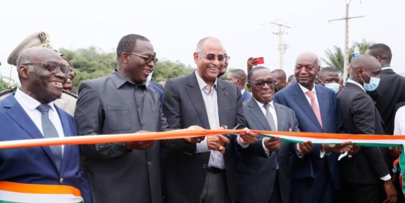Le Premier ministre Patrick Achi coupant le ruban. (DR)