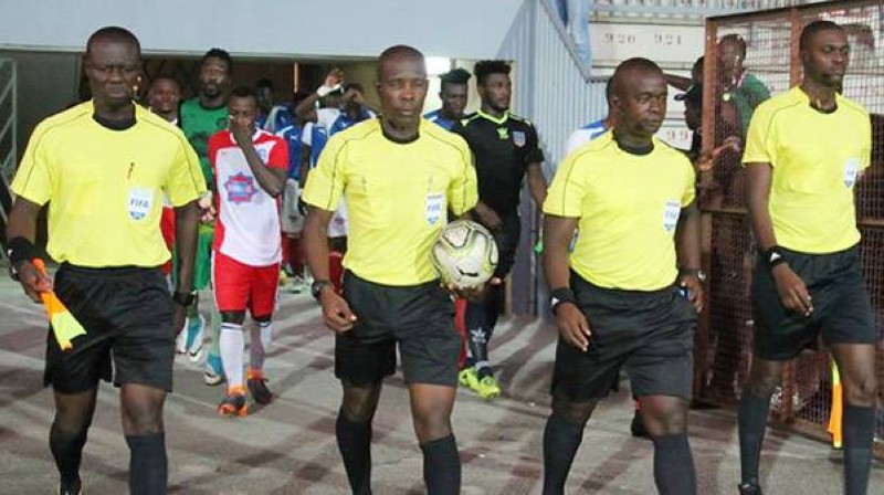Des arbitres au cours d'un match de football. (Ph: Dr)
