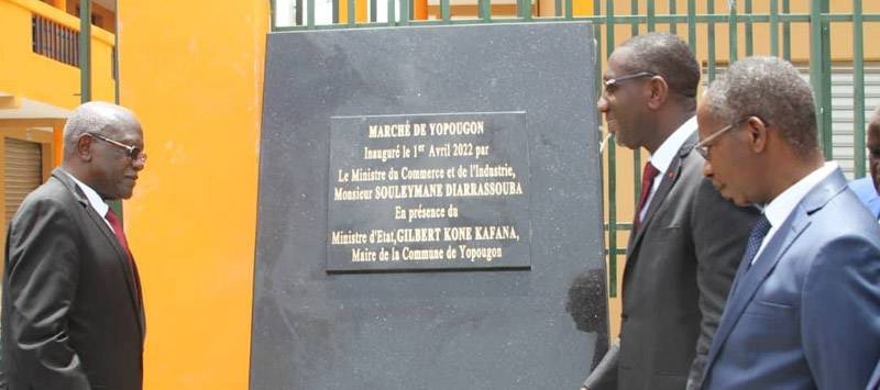 Le ministre Souleymane Diarrassouba et le premier magistrat de la commune ont dévoilé la plaque du marché en présence des riverains. (Ph: Dr)