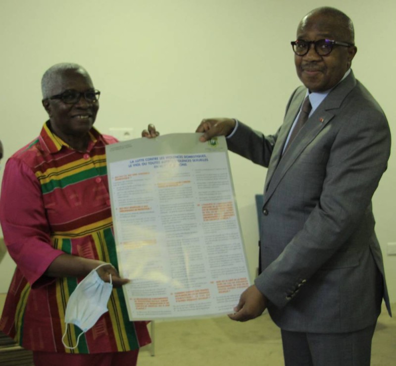 Le ministre Sansan Kambilé remettant une affiche pour la vulgarisation de la loi à Mme Rachel Gogoua
