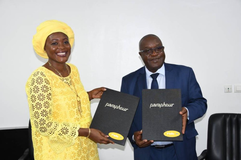 Échange de parapheurs entre Lassina Fofana, Dg de la CDC-CI (à droite) et Natenin Coulibaly, secrétaire générale de MNT-CI