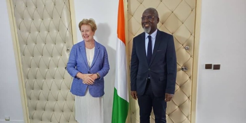 Gillian Triggs et le ministre Alcide Djédjé ont échangé sur la prochaine visite du Haut-commissaire des Nations Unies pour les réfugiés en Côte d’Ivoire. (DR)