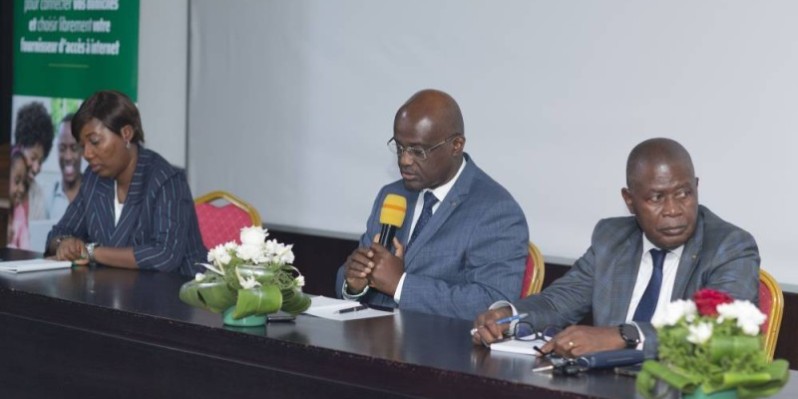 Daniel Sampah, directeur général de Awalé (au centre) a expliqué la nécessité de privilégier la mutualisation des réseaux fibres optiques. (DR)