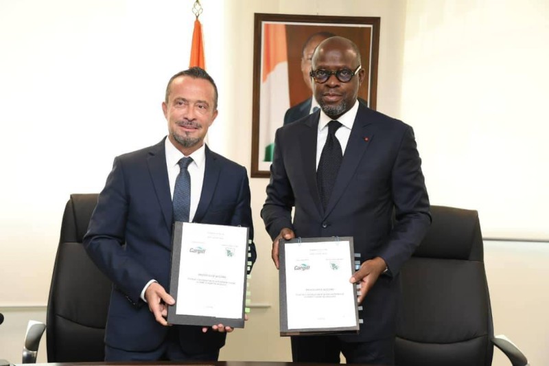 Le ministre des Eaux et forets et le directeur général de Cargil heureux de ce partenariat (DR)