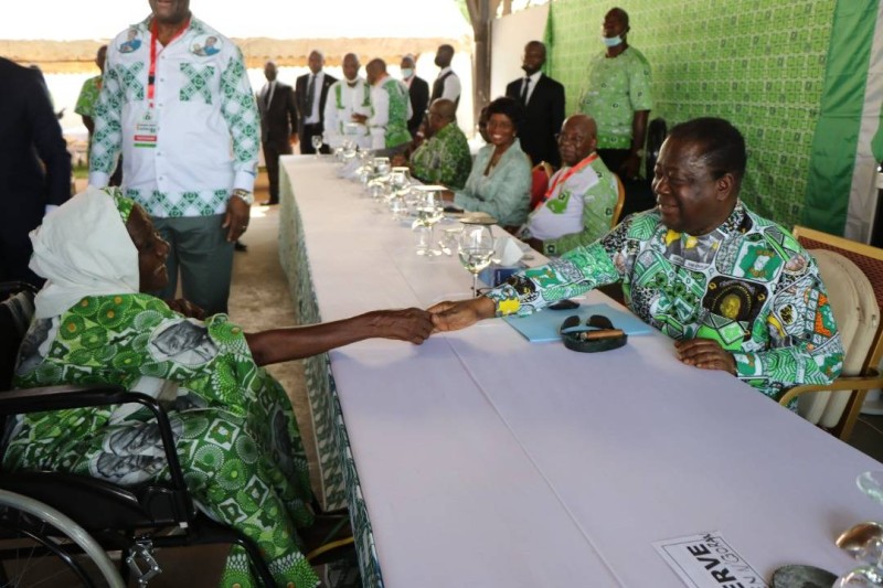 Le président Bédié félicitant une militante pour ses actions. (Dr)