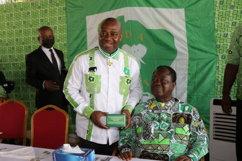 Le député Olivier Akoto et Henri Konan Bédié. (Dr)