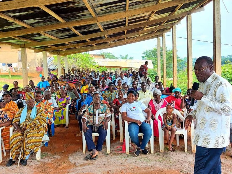 Pascal Affi N’Guessan, à l’étape d’Ahouabo, en train d’ échanger avec les populations sur le programme d’activité du Fpi . (DR)