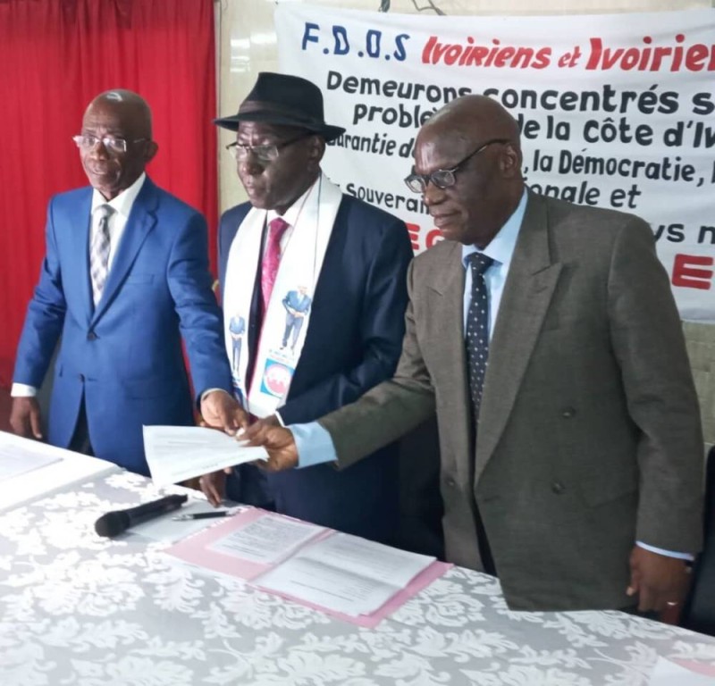 De gauche à droite, Henri Niava, Daniel Aka Ahizi et Ekissi Achy ont formalisé leur collaboration par la signature d’une charte. (ph : dr)