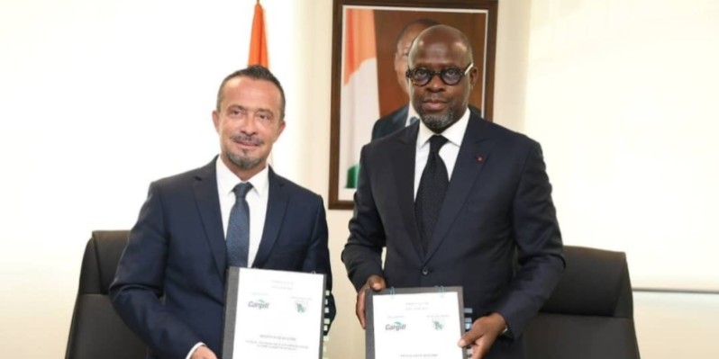 




Le ministre Richard Donwahi (à gauche)  et Lionel Soulard, 
directeur général de Cargill en Afrique de l’Ouest, ont affirmé leur satisfaction d’avoir signé le protocole d’accord. (Photo Dr)