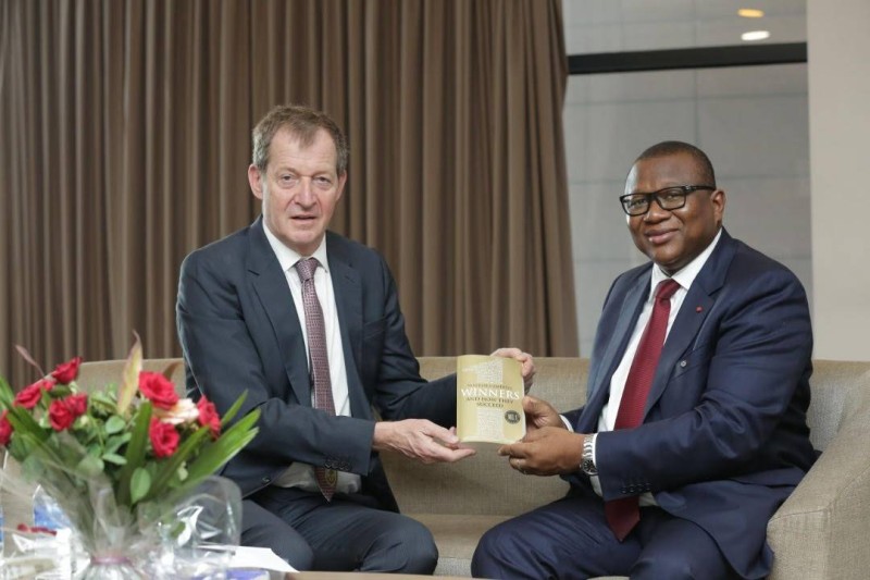 Le ministre Amadou Coulibaly (à droite) s’est vu dédicacer le best-seller ‘’Winner’’ par son auteur.