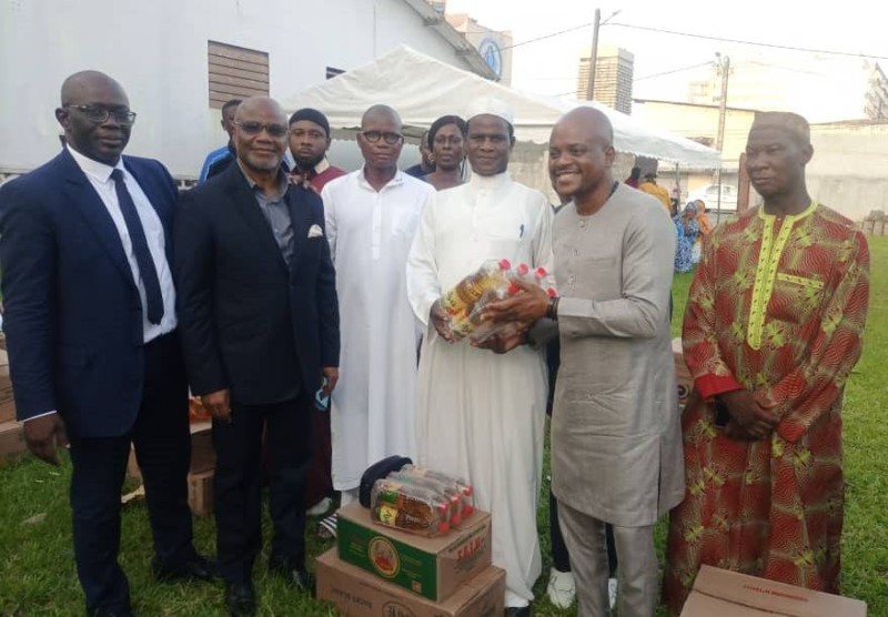 Fabrice Sawegnon, « Le fils du Plateau », a fait un important don de kits alimentaires à la communauté musulmane du Plateau.