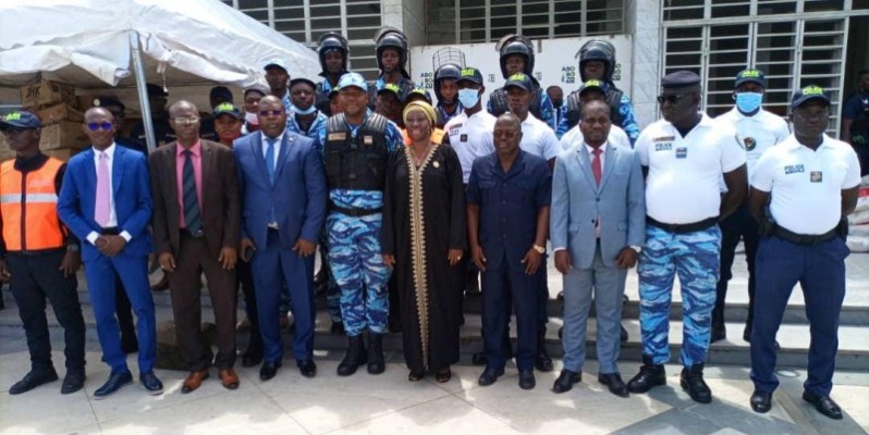 La photo de famille à l'issue de la cérémonie de remise du don. (DR)